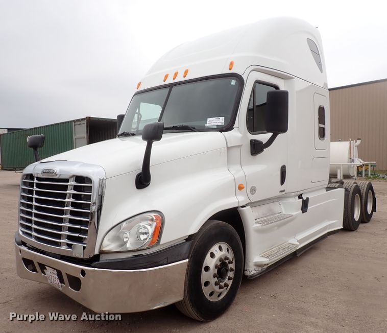 image for item DJ5542 2014 Freightliner Cascadia  semi truck