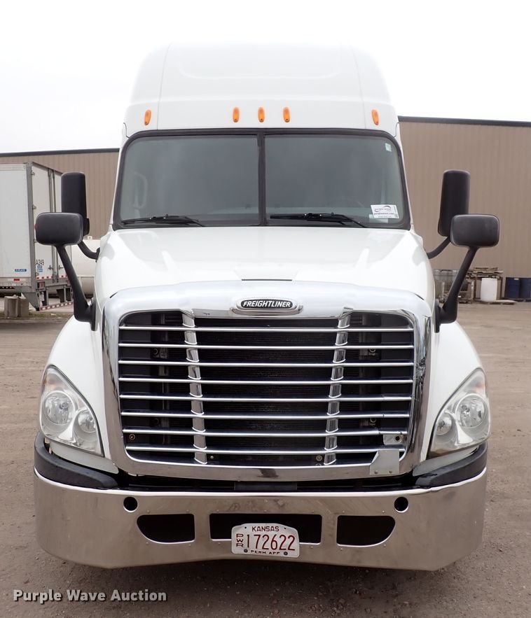 image for item DJ5542 2014 Freightliner Cascadia  semi truck