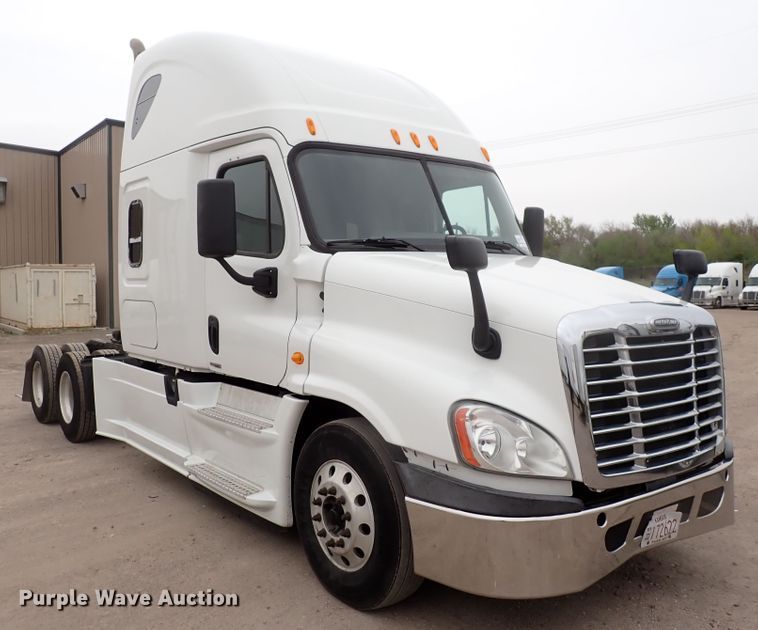 image for item DJ5542 2014 Freightliner Cascadia  semi truck
