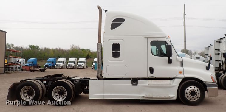 image for item DJ5542 2014 Freightliner Cascadia  semi truck