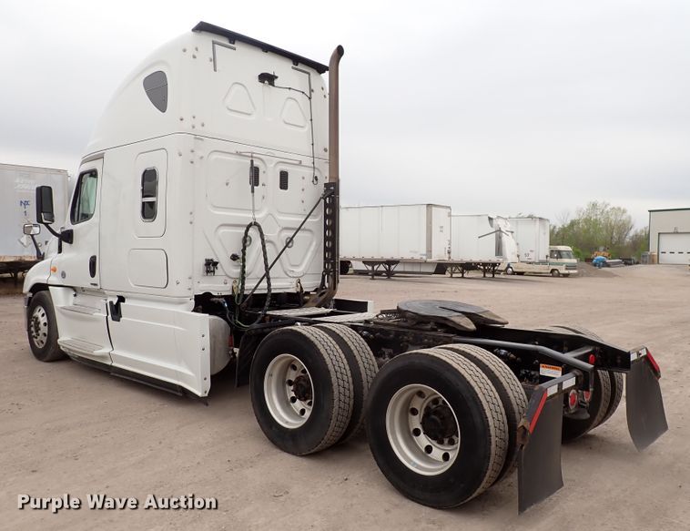 image for item DJ5542 2014 Freightliner Cascadia  semi truck