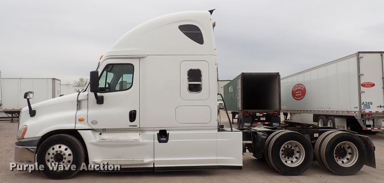 image for item DJ5542 2014 Freightliner Cascadia  semi truck