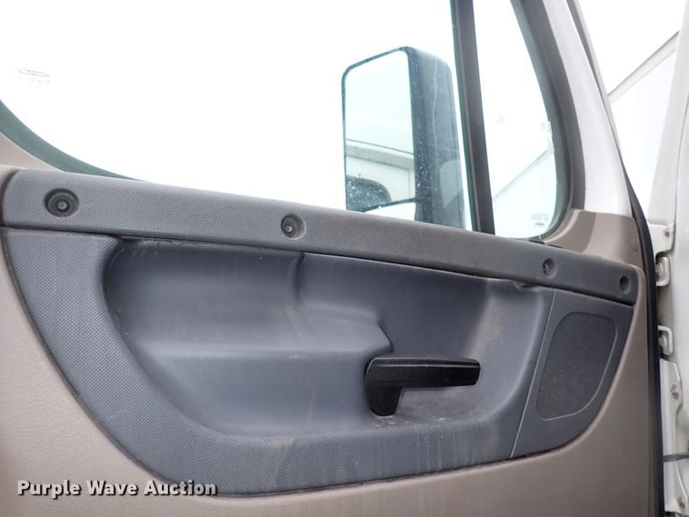 image for item DJ5542 2014 Freightliner Cascadia  semi truck