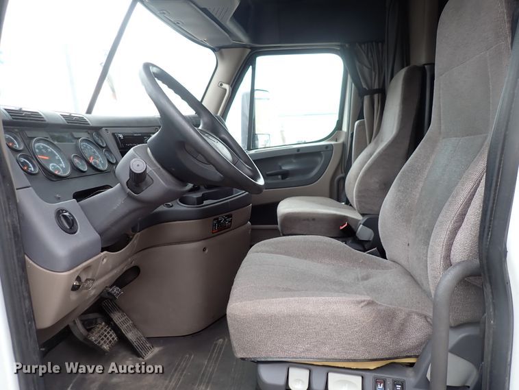 image for item DJ5542 2014 Freightliner Cascadia  semi truck