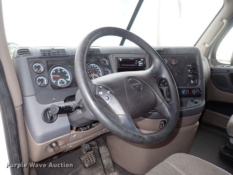 image for item DJ5542 2014 Freightliner Cascadia  semi truck