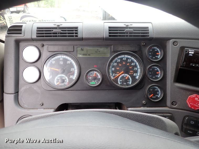 image for item DJ5542 2014 Freightliner Cascadia  semi truck