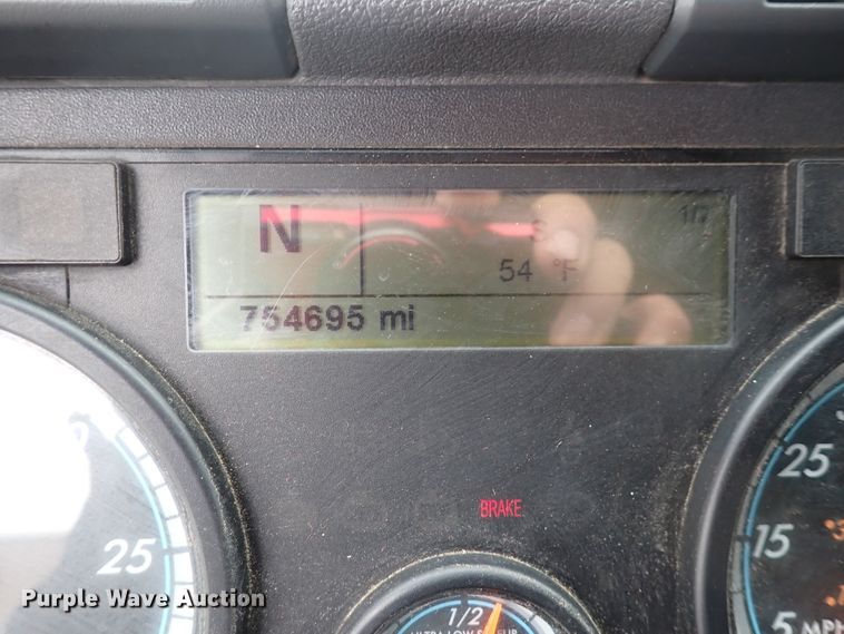 image for item DJ5542 2014 Freightliner Cascadia  semi truck