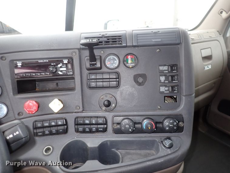 image for item DJ5542 2014 Freightliner Cascadia  semi truck