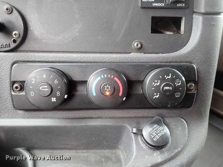 image for item DJ5542 2014 Freightliner Cascadia  semi truck