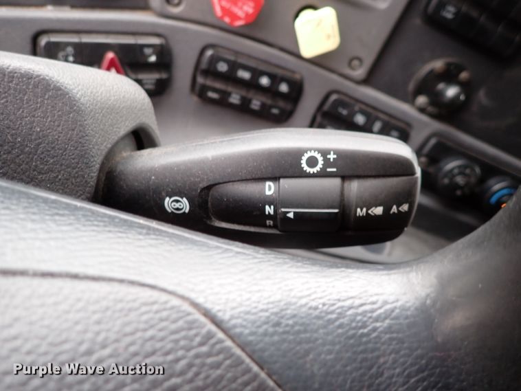 image for item DJ5542 2014 Freightliner Cascadia  semi truck