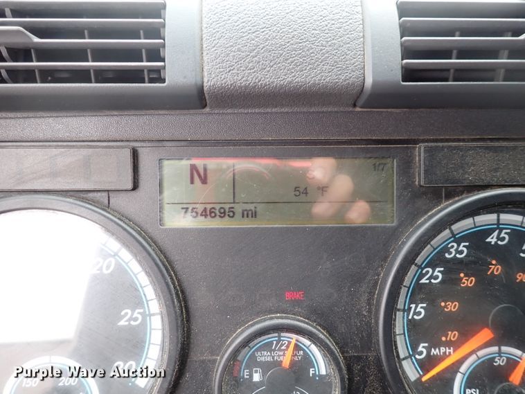 image for item DJ5542 2014 Freightliner Cascadia  semi truck