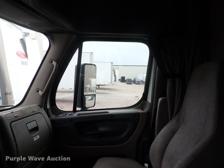 image for item DJ5542 2014 Freightliner Cascadia  semi truck