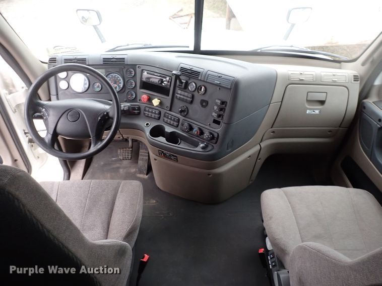 image for item DJ5542 2014 Freightliner Cascadia  semi truck