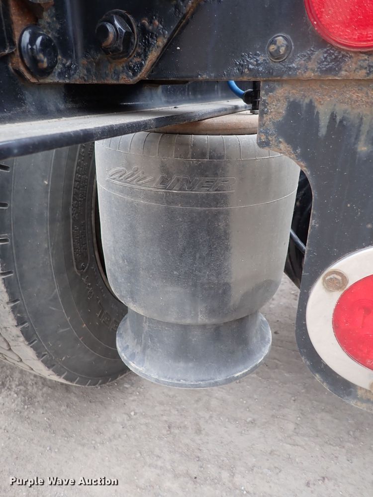 image for item DJ5542 2014 Freightliner Cascadia  semi truck