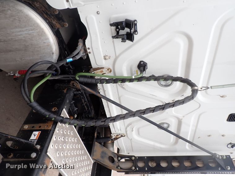 image for item DJ5542 2014 Freightliner Cascadia  semi truck