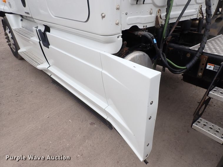 image for item DJ5542 2014 Freightliner Cascadia  semi truck