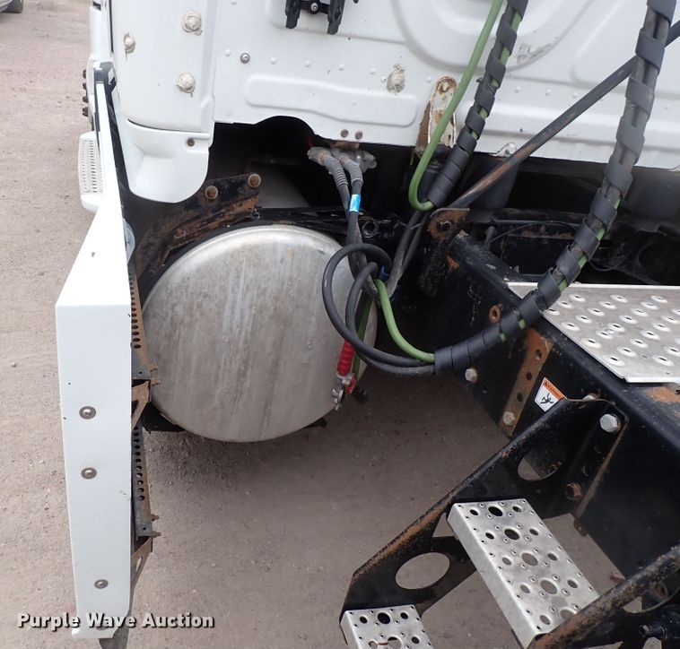 image for item DJ5542 2014 Freightliner Cascadia  semi truck