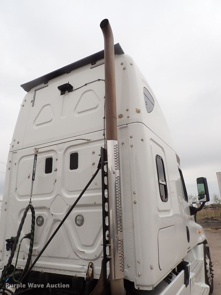 image for item DJ5542 2014 Freightliner Cascadia  semi truck