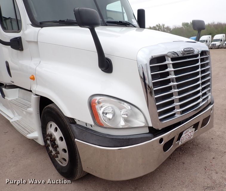 image for item DJ5542 2014 Freightliner Cascadia  semi truck