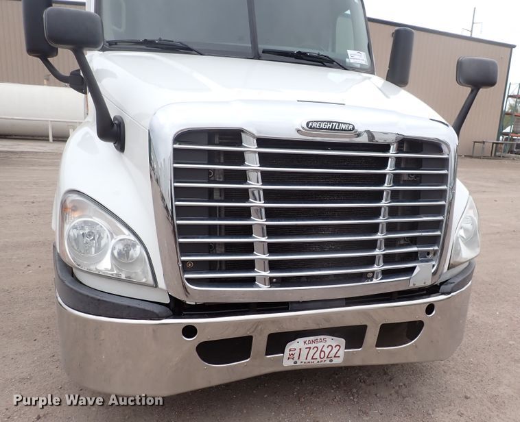 image for item DJ5542 2014 Freightliner Cascadia  semi truck