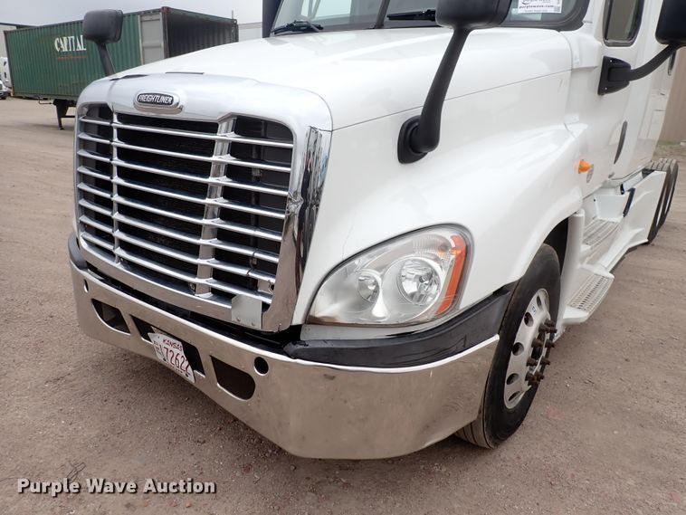image for item DJ5542 2014 Freightliner Cascadia  semi truck