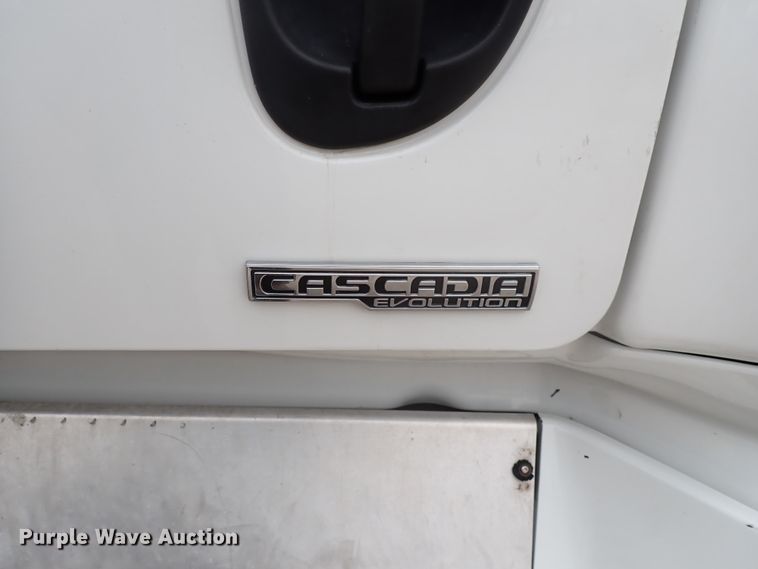 image for item DJ5542 2014 Freightliner Cascadia  semi truck