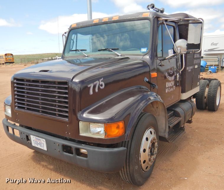 image for item DJ8438 1996 International 4700  semi truck