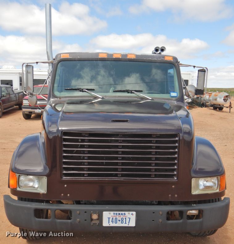 image for item DJ8438 1996 International 4700  semi truck