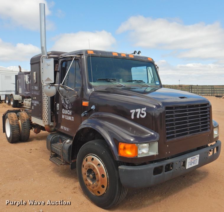 image for item DJ8438 1996 International 4700  semi truck