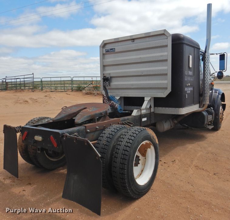 image for item DJ8438 1996 International 4700  semi truck