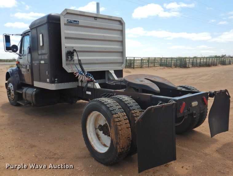 image for item DJ8438 1996 International 4700  semi truck