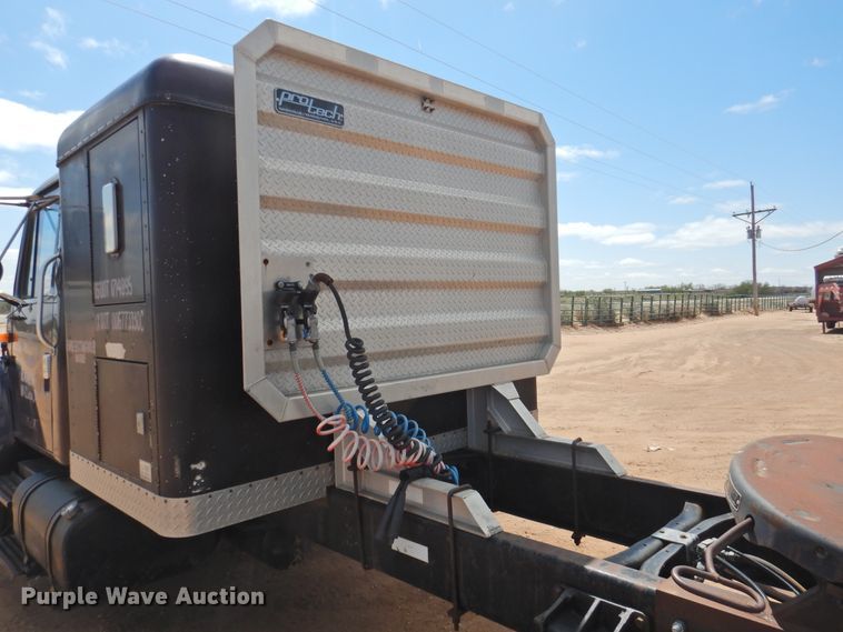 image for item DJ8438 1996 International 4700  semi truck