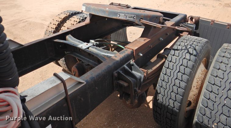 image for item DJ8438 1996 International 4700  semi truck