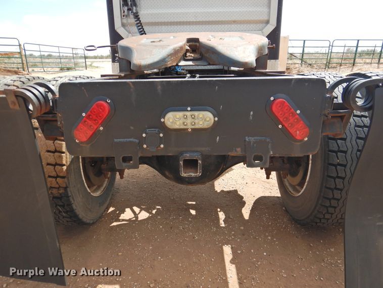 image for item DJ8438 1996 International 4700  semi truck