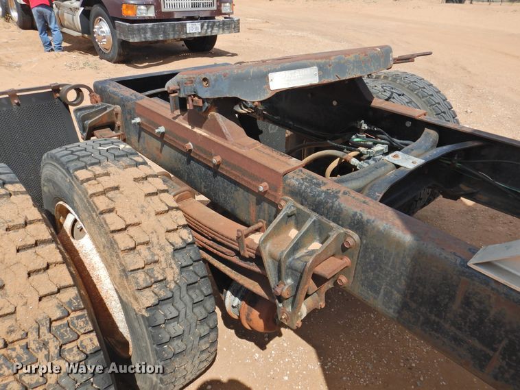 image for item DJ8438 1996 International 4700  semi truck