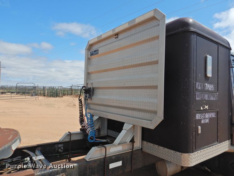 image for item DJ8438 1996 International 4700  semi truck