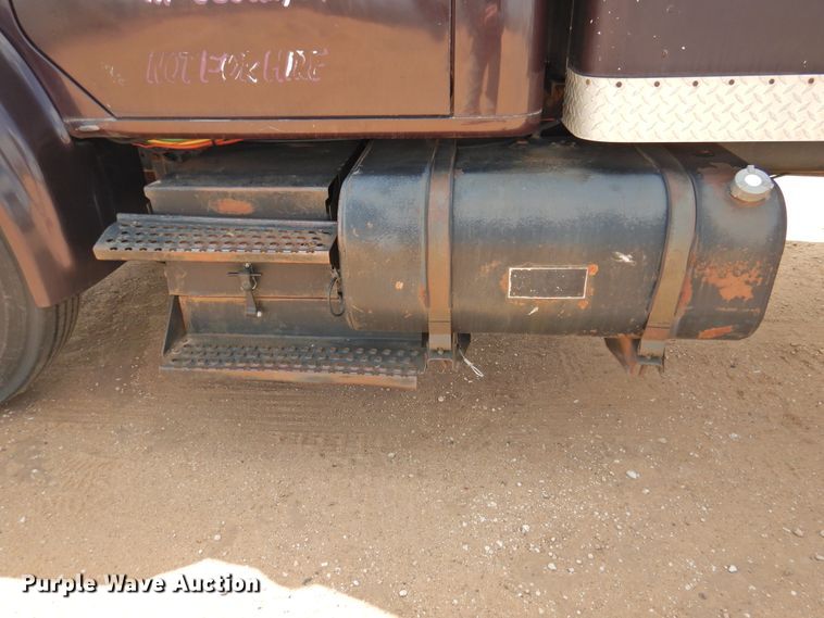 image for item DJ8438 1996 International 4700  semi truck