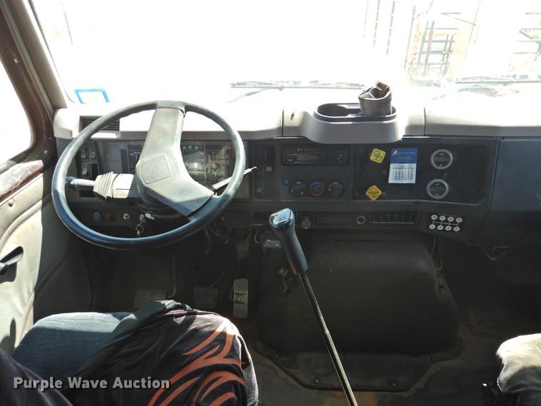 image for item DJ8438 1996 International 4700  semi truck