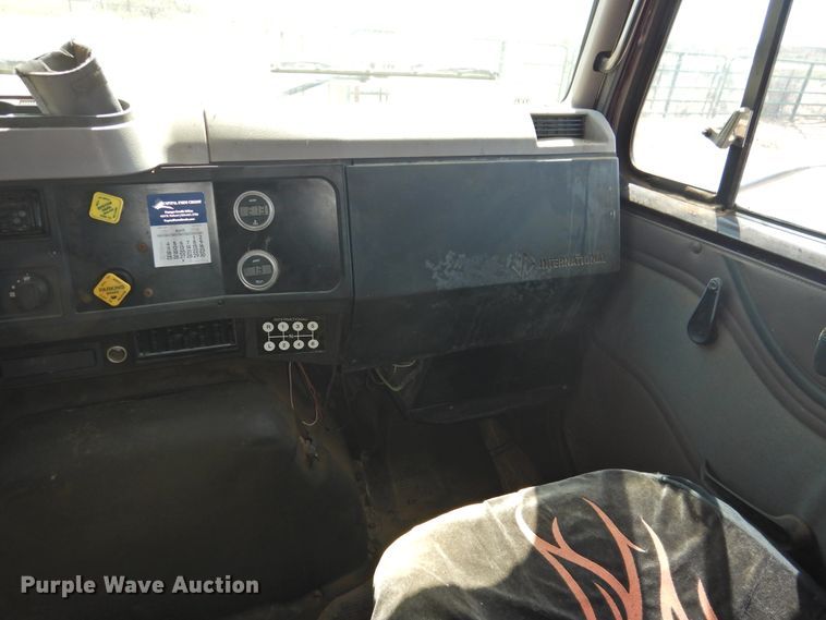 image for item DJ8438 1996 International 4700  semi truck