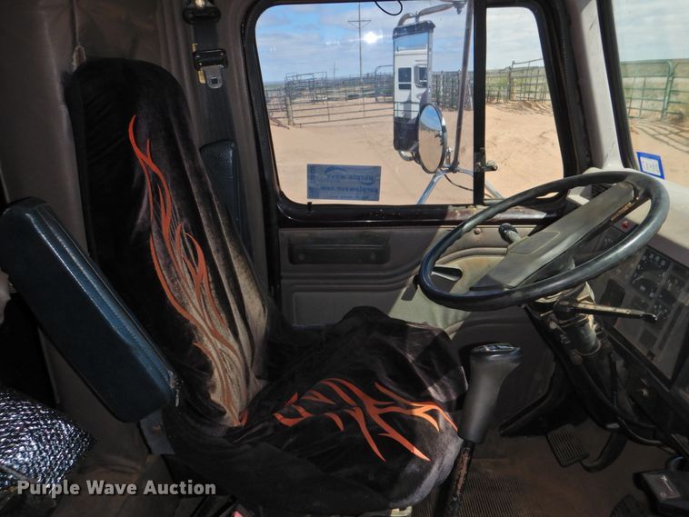 image for item DJ8438 1996 International 4700  semi truck