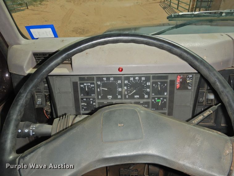 image for item DJ8438 1996 International 4700  semi truck