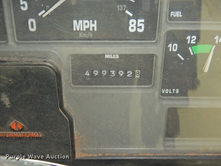 image for item DJ8438 1996 International 4700  semi truck