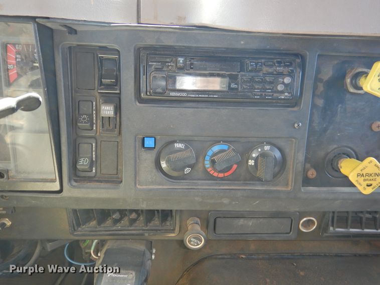 image for item DJ8438 1996 International 4700  semi truck