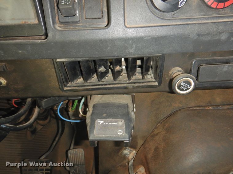 image for item DJ8438 1996 International 4700  semi truck