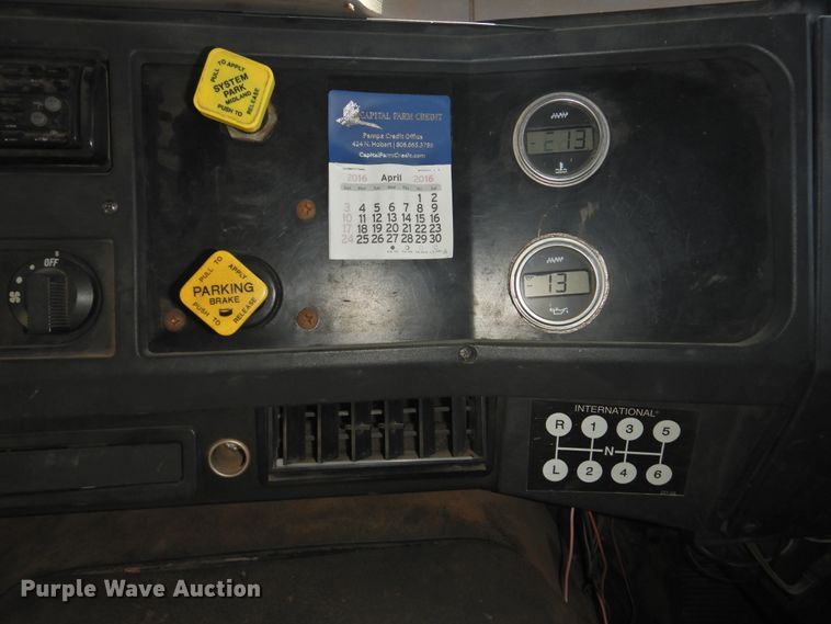 image for item DJ8438 1996 International 4700  semi truck