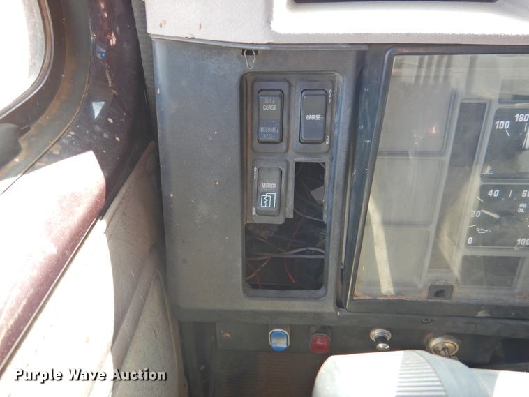 image for item DJ8438 1996 International 4700  semi truck