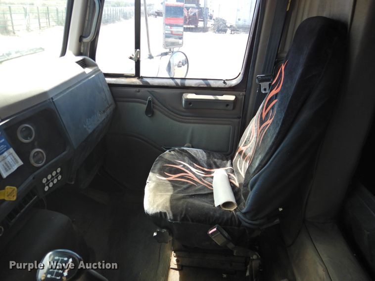 image for item DJ8438 1996 International 4700  semi truck