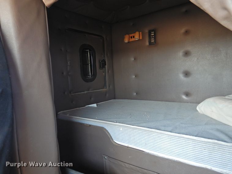 image for item DJ8438 1996 International 4700  semi truck