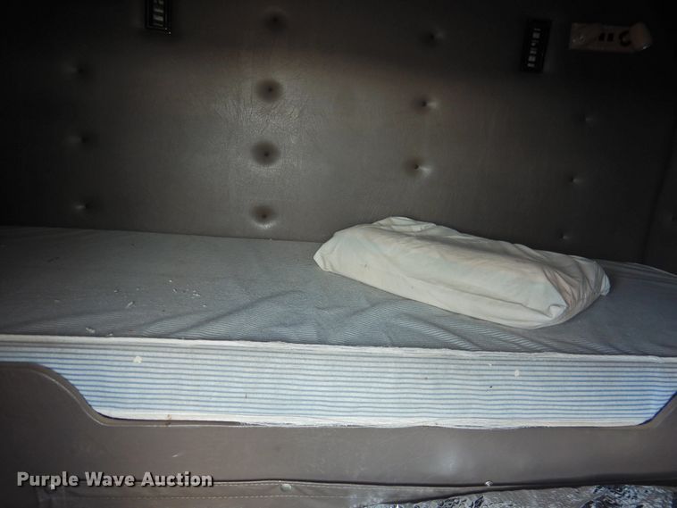 image for item DJ8438 1996 International 4700  semi truck