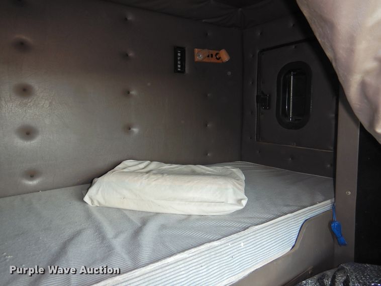 image for item DJ8438 1996 International 4700  semi truck